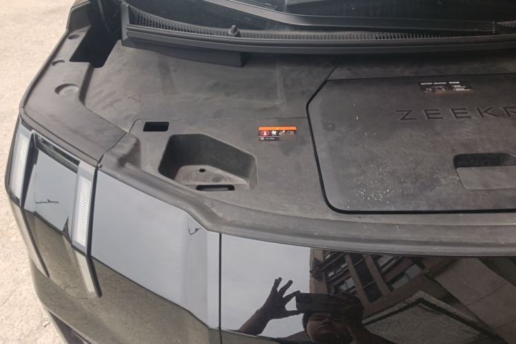 Used Zeekr 009 2022 WE Edition Engine Bay Right