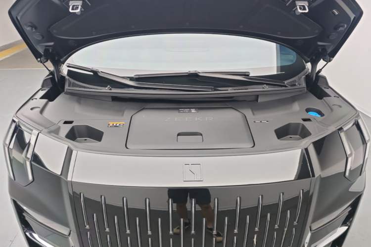 Used Zeekr 009 2022 WE Edition Engine Bay