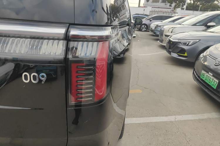 Used Zeekr 009 2022 WE Edition Exterior 6