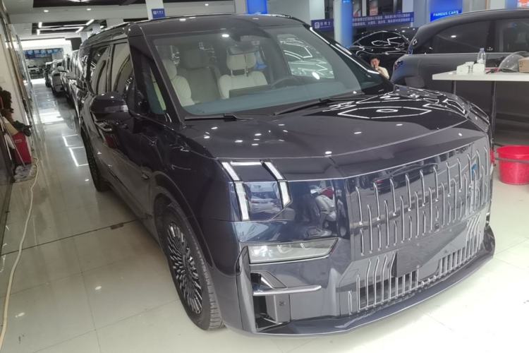 Used Zeekr 009 2022 WE Edition Front Right 45 Deg