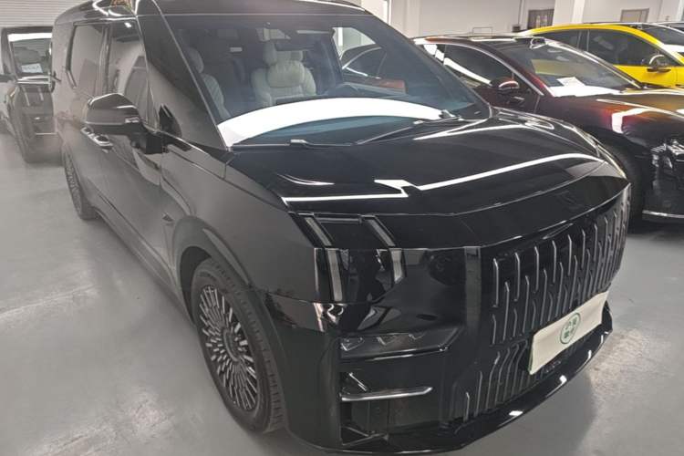 Used Zeekr 009 2022 WE Edition Front Right 45 Deg