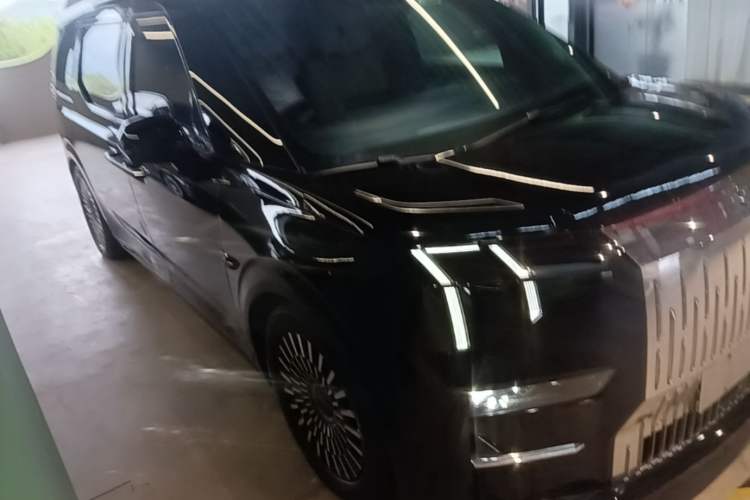 Used Zeekr 009 2022 WE Edition Front Right 45 Deg