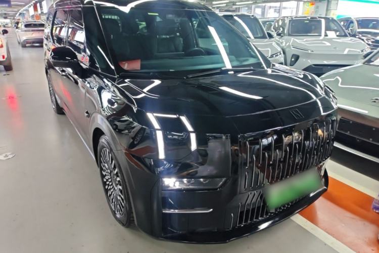 Used Zeekr 009 2022 WE Edition Front Right 45 Deg