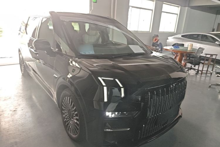 Used Zeekr 009 2022 WE Edition Front Right 45 Deg