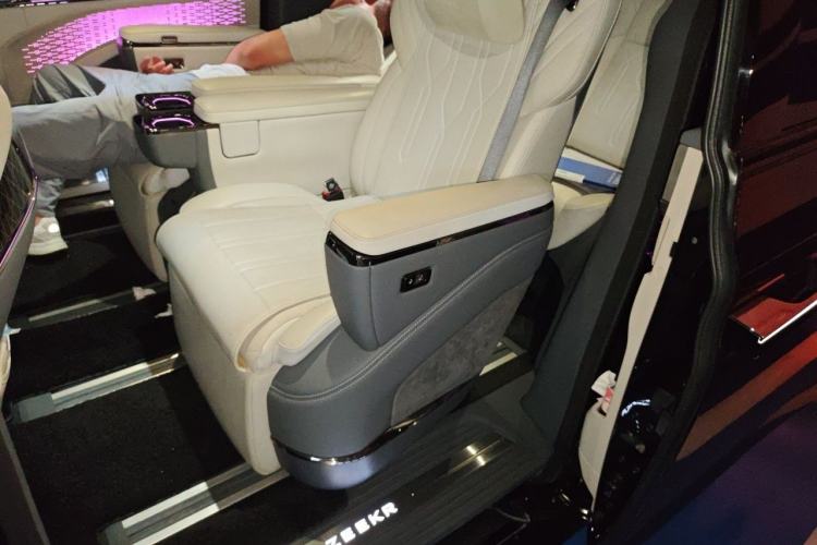 Used Zeekr 009 2022 WE Edition Left Rear Seat
