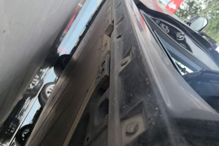 Used Zeekr 009 2022 WE Edition Left Side Sill