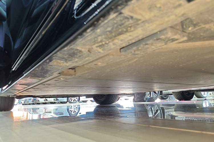 Used Zeekr 009 2022 WE Edition Left Side Sill
