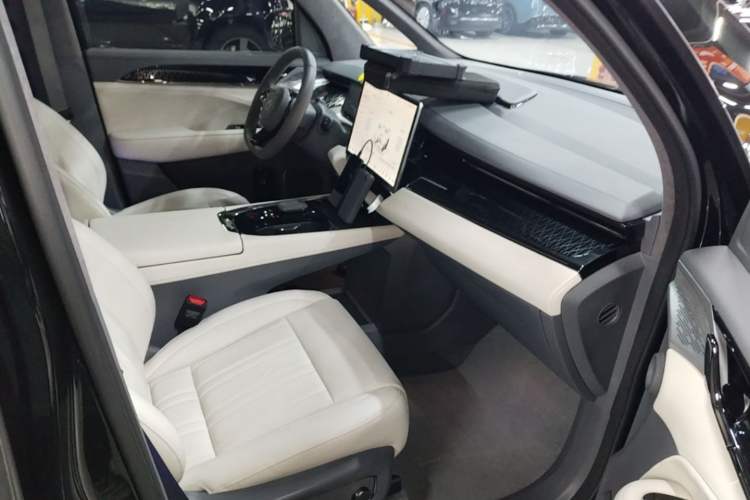 Used Zeekr 009 2022 Revised WE Version Right Front Seat