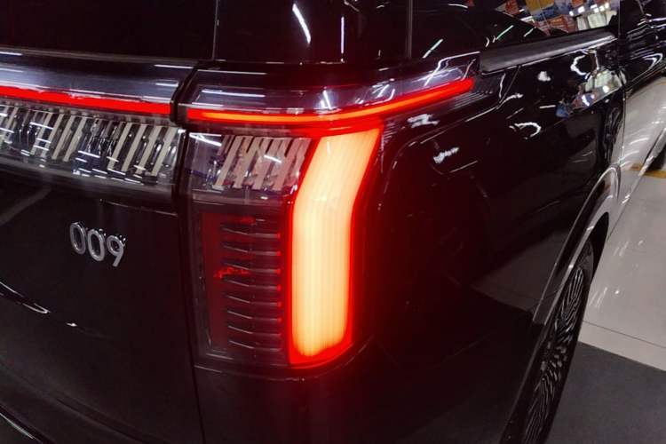 Used Zeekr 009 2022 Revised WE Version Right Rear Taillight