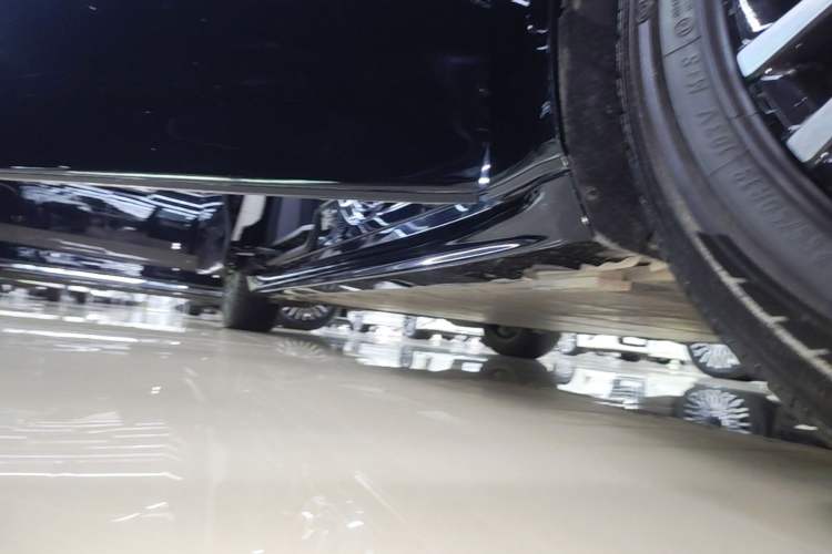 Used Zeekr 009 2022 WE Edition Right Side Sill