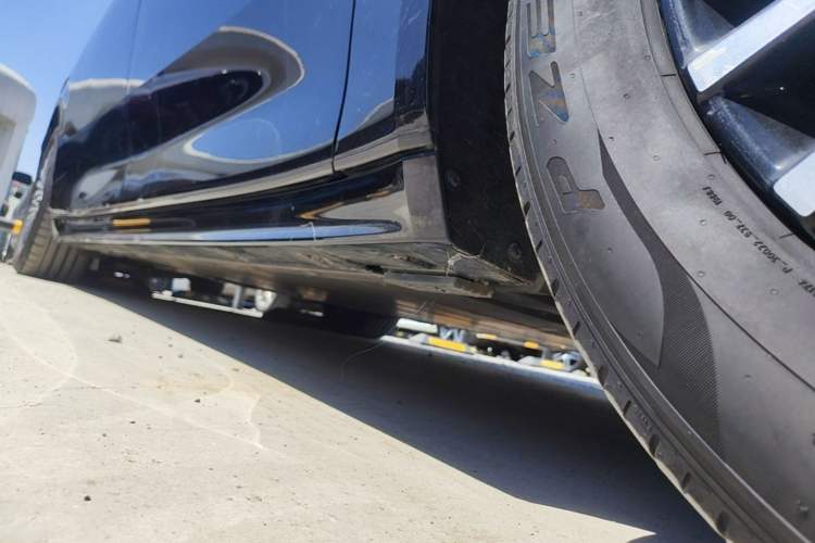 Used Zeekr 009 2022 WE Edition Right Side Sill