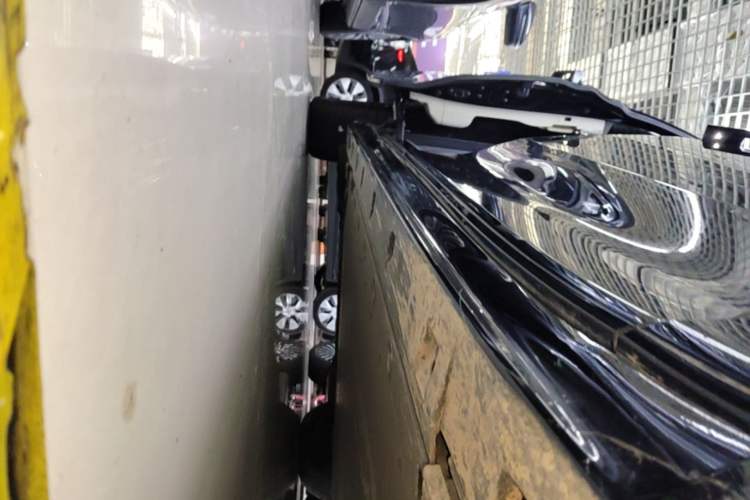 Used Zeekr 009 2022 WE Edition Right Side Sill