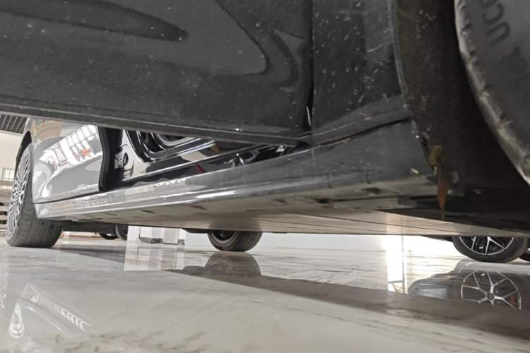 Used Zeekr 009 2022 WE Edition Right Side Sill