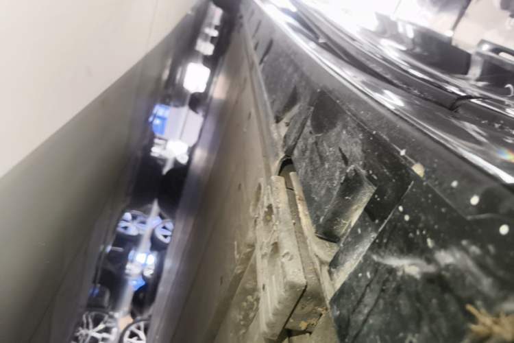 Used Zeekr 009 2022 WE Edition Right Side Sill