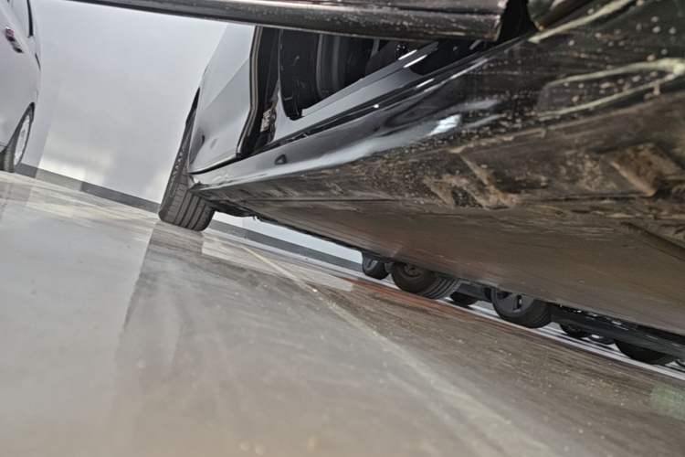 Used Zeekr 009 2022 WE Edition Right Side Sill