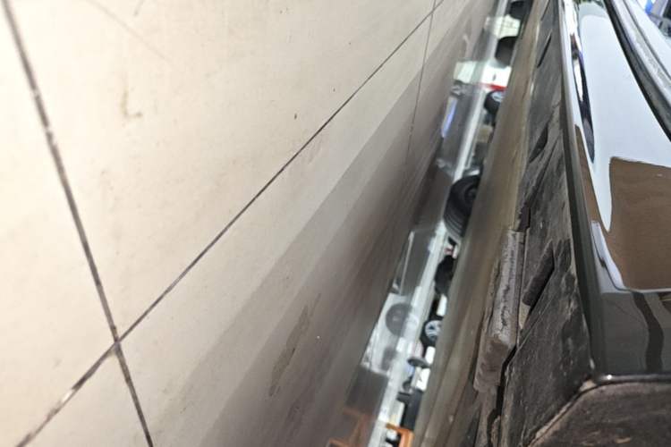 Used Zeekr 009 2022 WE Edition Right Side Sill