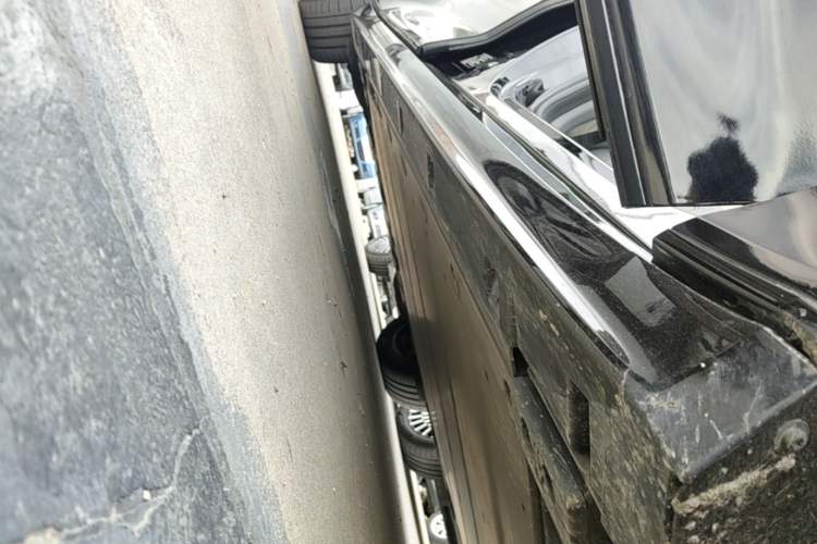 Used Zeekr 009 2022 WE Edition Right Side Sill