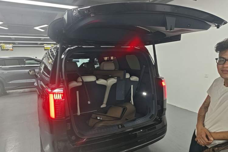 Used Zeekr 009 2022 WE Edition Trunk