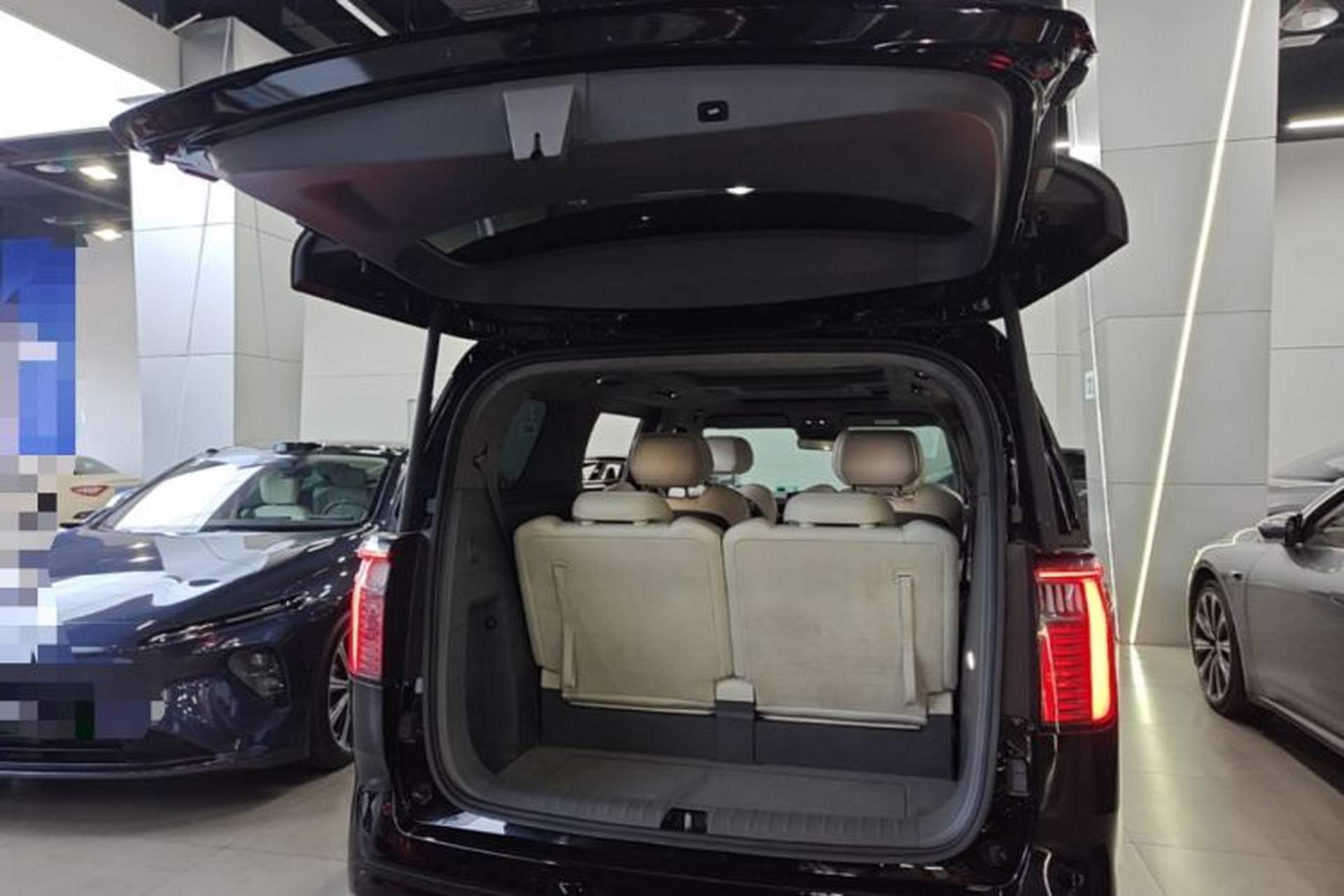 Used Zeekr 009 2022 WE Edition Trunk