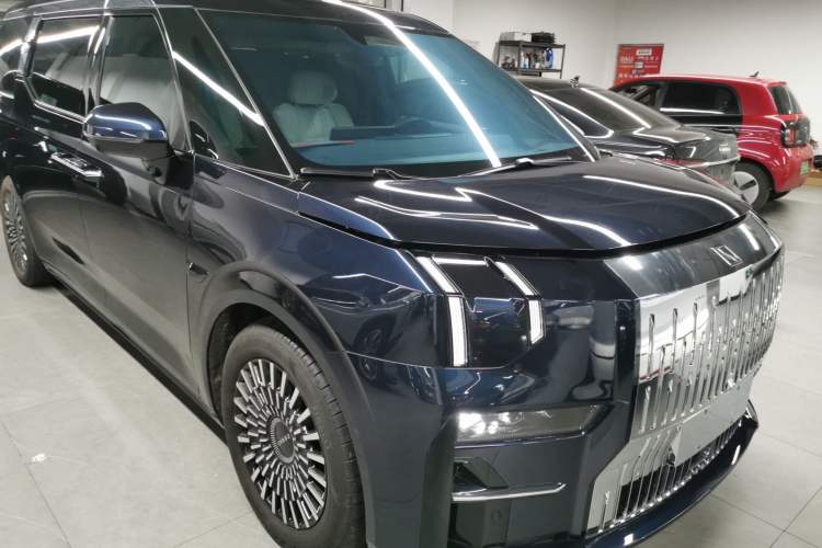 Used Zeekr 009 2022 WE Edition Front Right 45 Deg