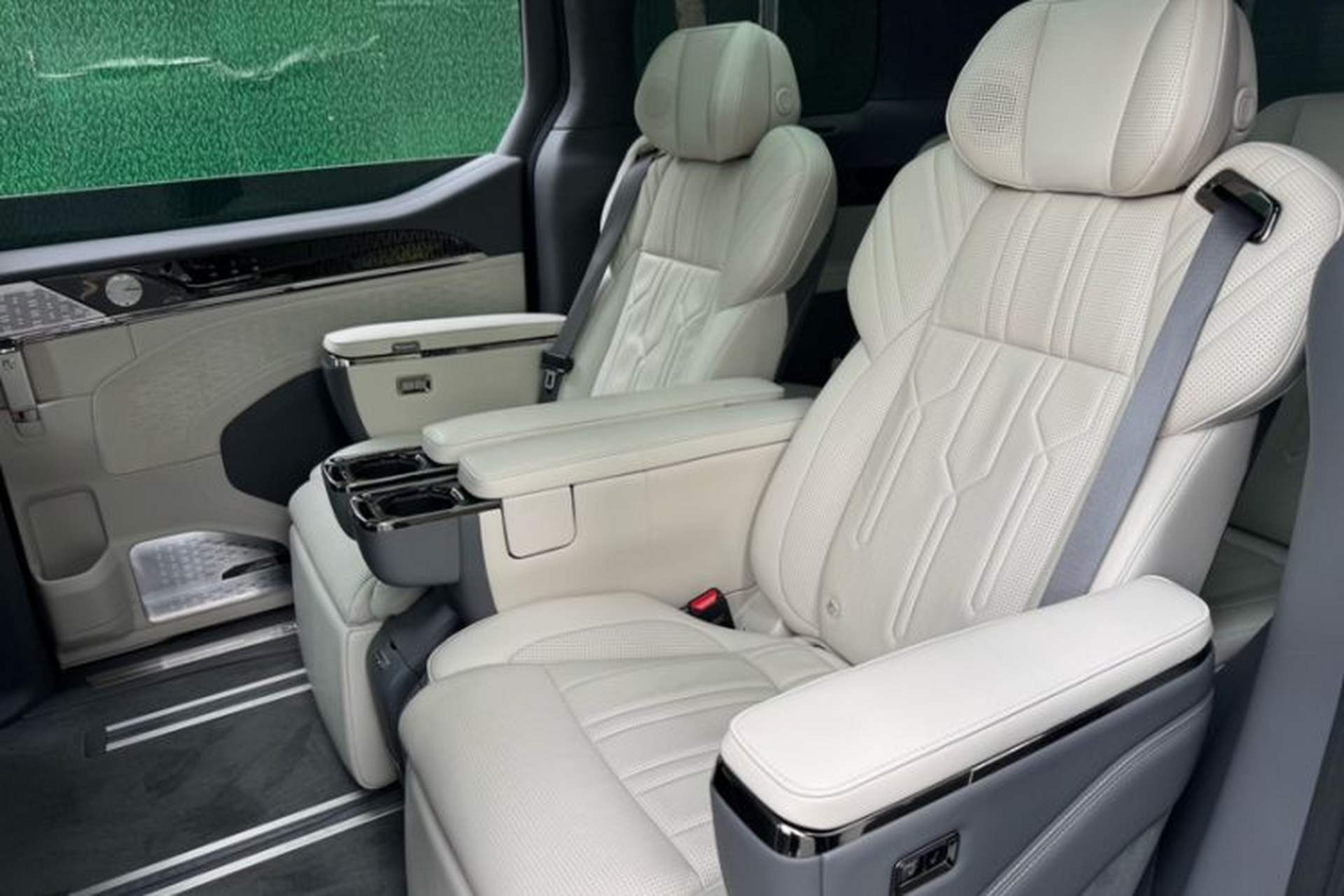 Used Zeekr 009 2022 WE Edition Interior 4