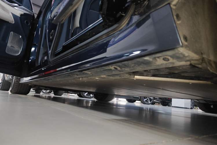 Used Zeekr 009 2022 WE Edition Left Side Sill
