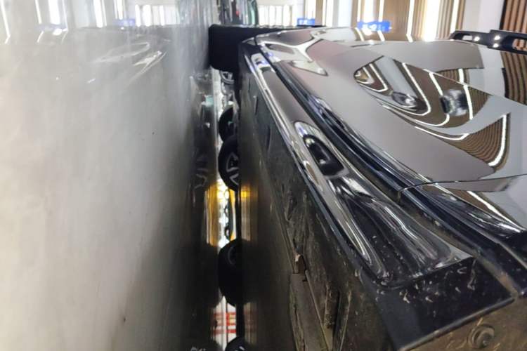 Used Zeekr 009 2022 WE Edition Right Side Sill
