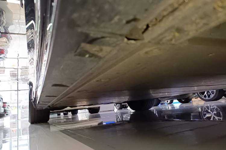 Used Zeekr 009 2022 WE Edition Right Side Sill