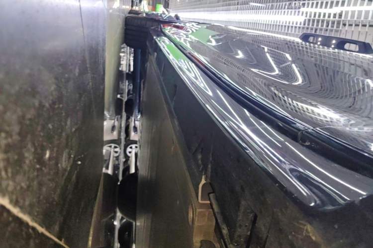 Used Zeekr 009 2022 WE Edition Right Side Sill
