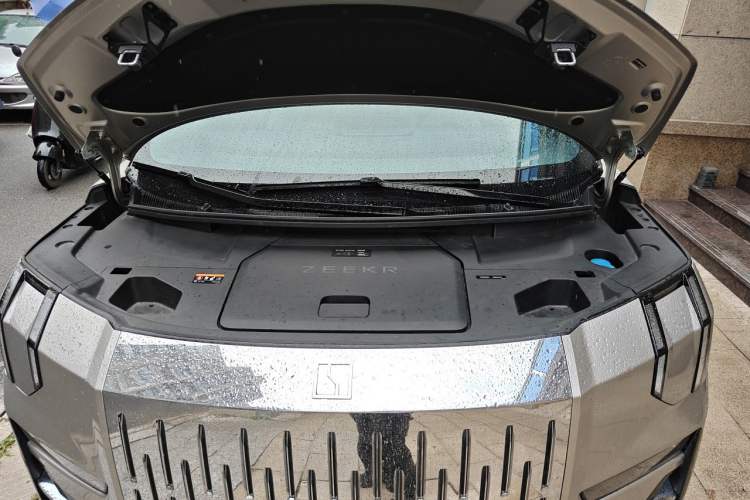 Used Zeekr 009 2022 WE Edition Engine Bay