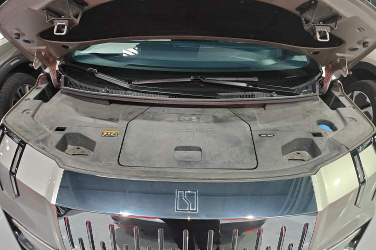 Used Zeekr 009 2022 WE Edition Engine Bay