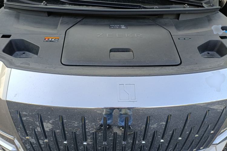 Used Zeekr 009 2022 WE Edition Engine Bay