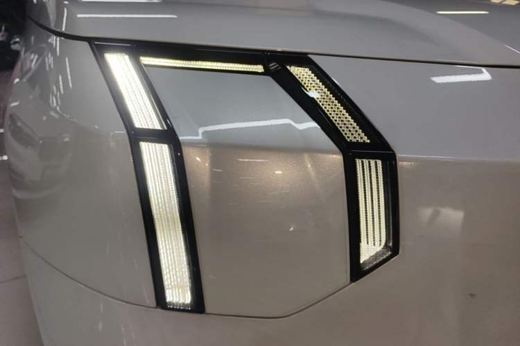 Used Zeekr 009 2022 WE Edition Right Front Headlight