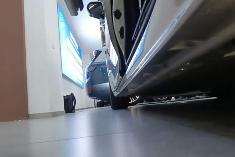 Used Zeekr 009 2022 ME Edition Left Side Sill