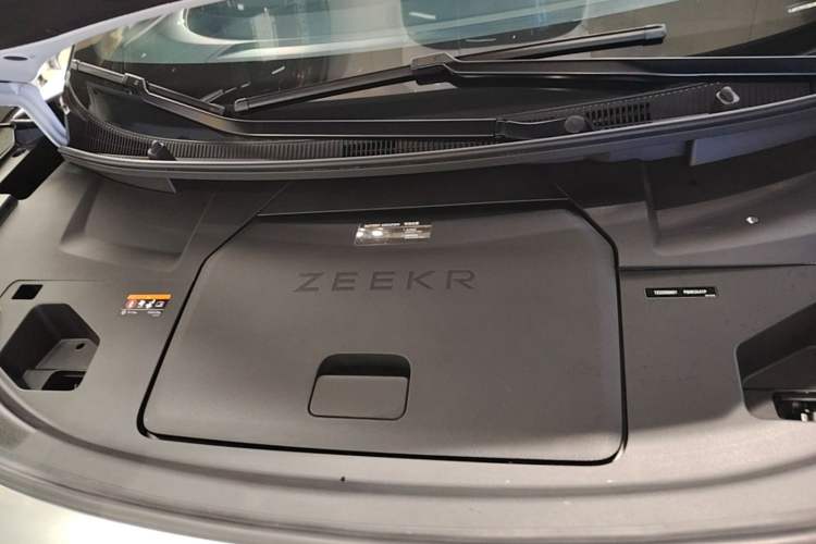Used Zeekr 009 2022 WE Edition Engine Bay