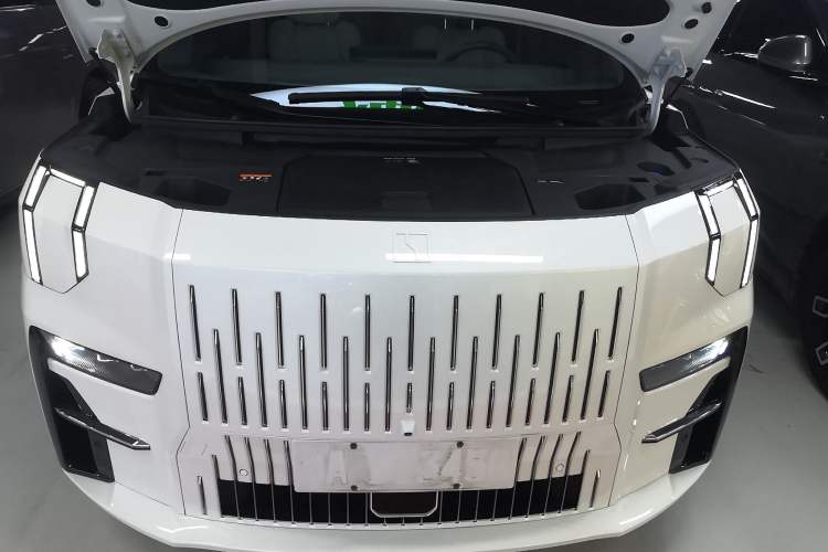 Used Zeekr 009 2022 WE Edition Engine Bay