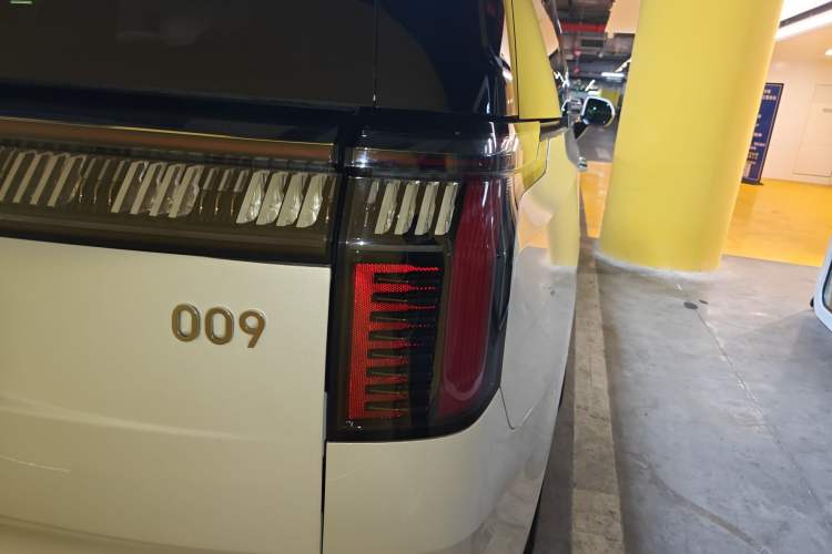 Used Zeekr 009 2022 WE Edition Exterior 3
