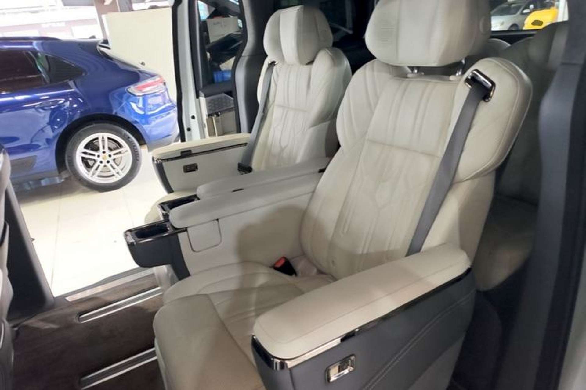 Used Zeekr 009 2022 WE Edition Left Rear Seat