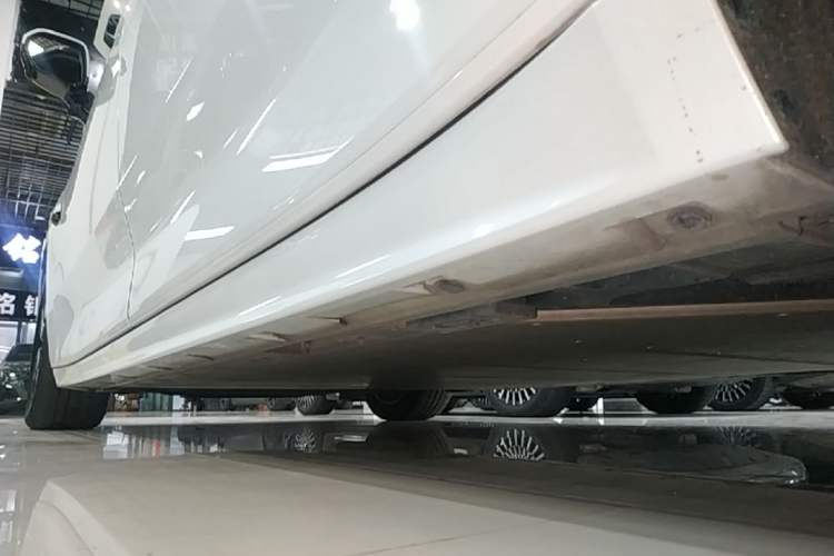 Used Zeekr 009 2022 WE Edition Left Side Sill