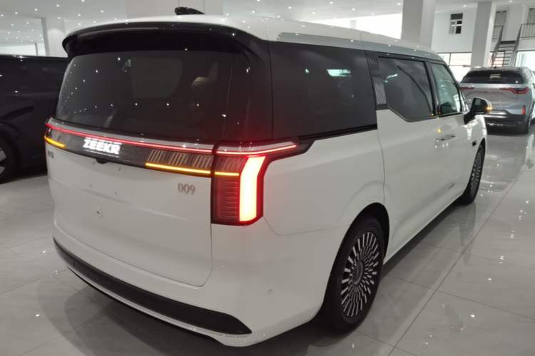 Used Zeekr 009 2022 WE Edition Rear Right 45 Deg