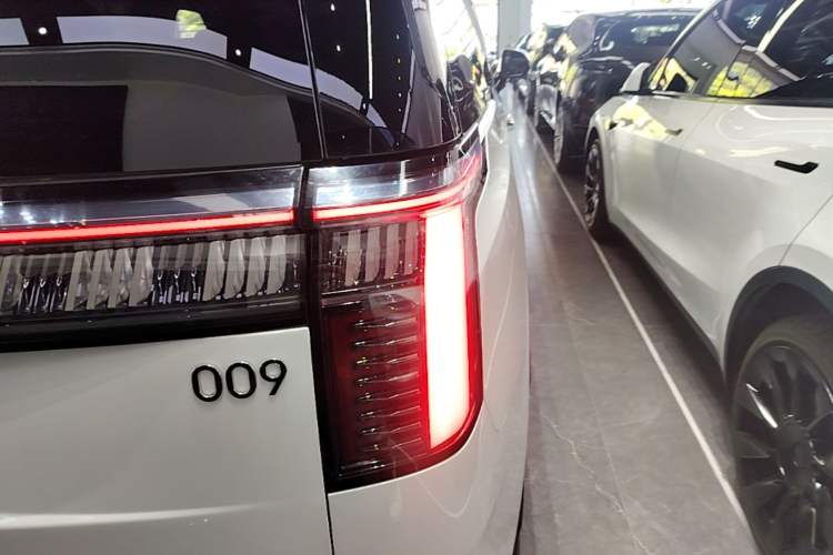 Used Zeekr 009 2022 ME Edition Right Rear Taillight
