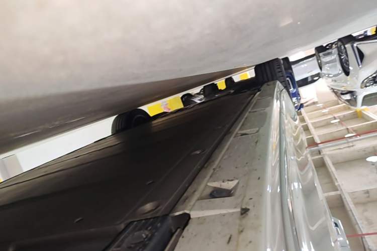 Used Zeekr 009 2022 WE Edition Right Side Sill