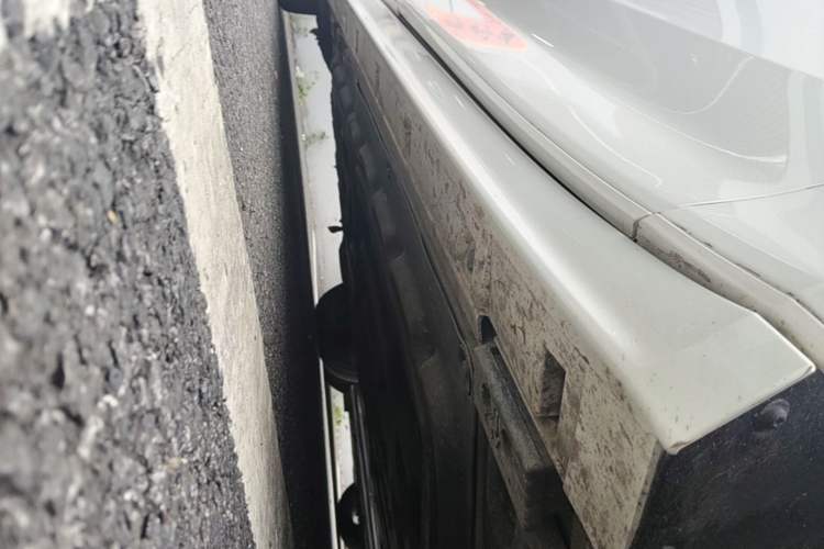 Used Zeekr 009 2022 WE Edition Right Side Sill