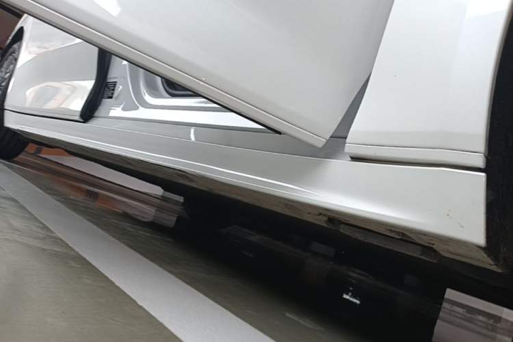 Used Zeekr 009 2022 ME Edition Right Side Sill