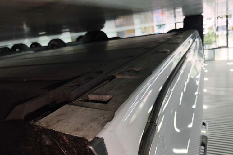 Used Zeekr 009 2022 WE Edition Right Side Sill