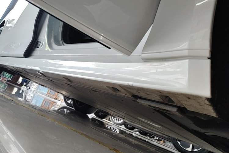Used Zeekr 009 2022 WE Edition Right Side Sill