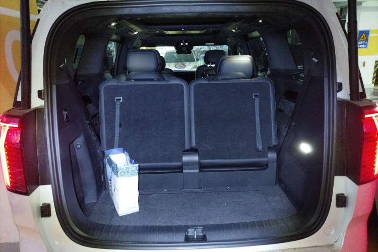 Used Zeekr 009 2022 WE Edition Trunk