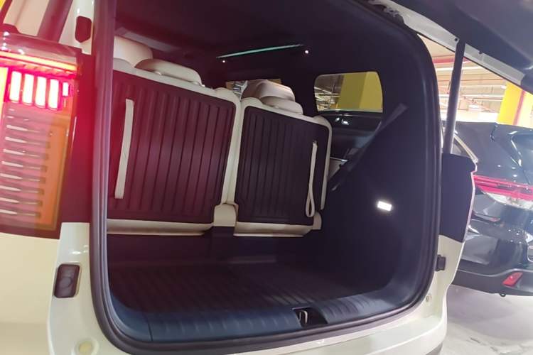 Used Zeekr 009 2022 WE Edition Trunk