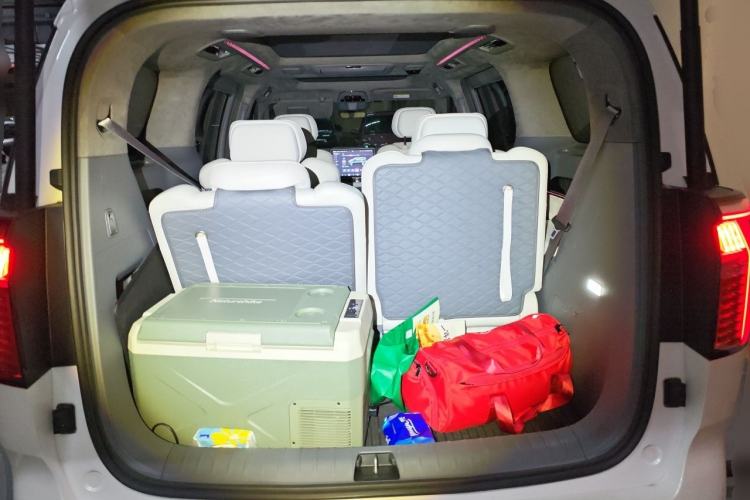 Used Zeekr 009 2022 ME Edition Trunk