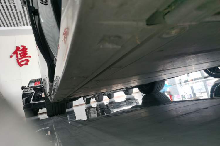 Used Zeekr 009 2022 WE Edition Right Side Sill